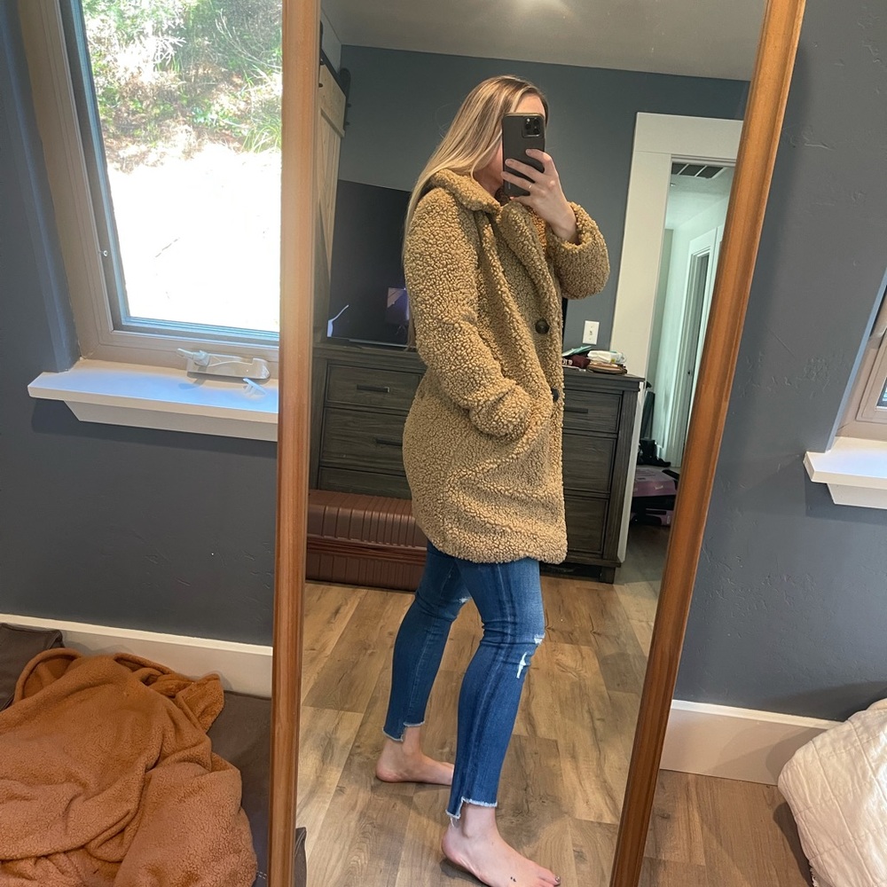 Super cute mid length teddy jacket in this beautiful camel/tan color. Size small
